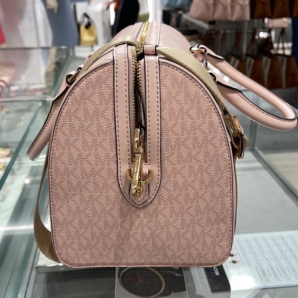 Michael Kors med Duffel Travel - Leather/Coated
Light Powder Blush
MD DUFFLE
NWT - Picture 16 of 16